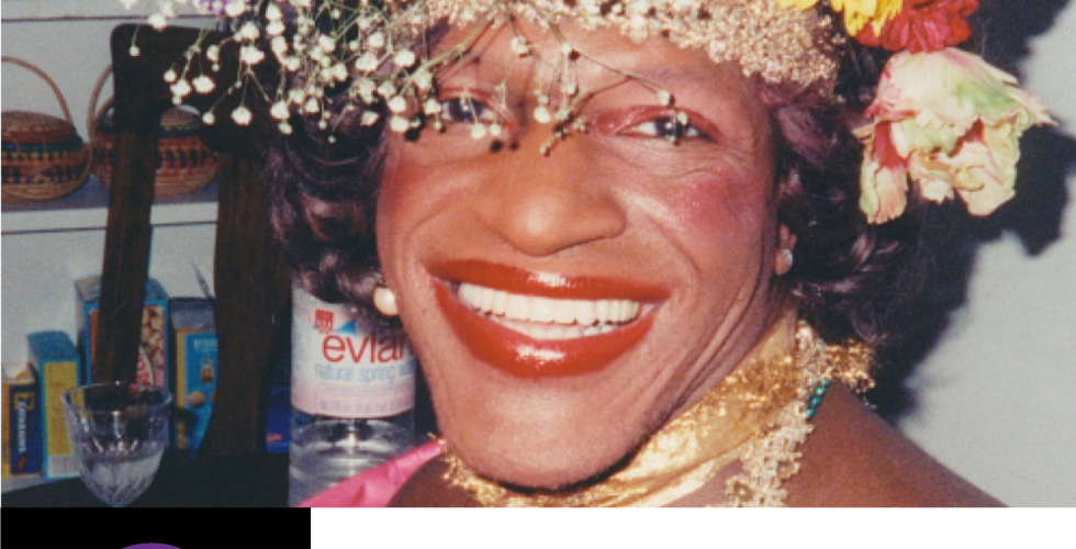 Bild på Marsha P. Johnson, leende med blommor i håret. Q-studion logga. RFSL logga.